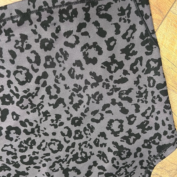 Athleta shanti crop tank black and grey animal print size small - Picture 6 of 7